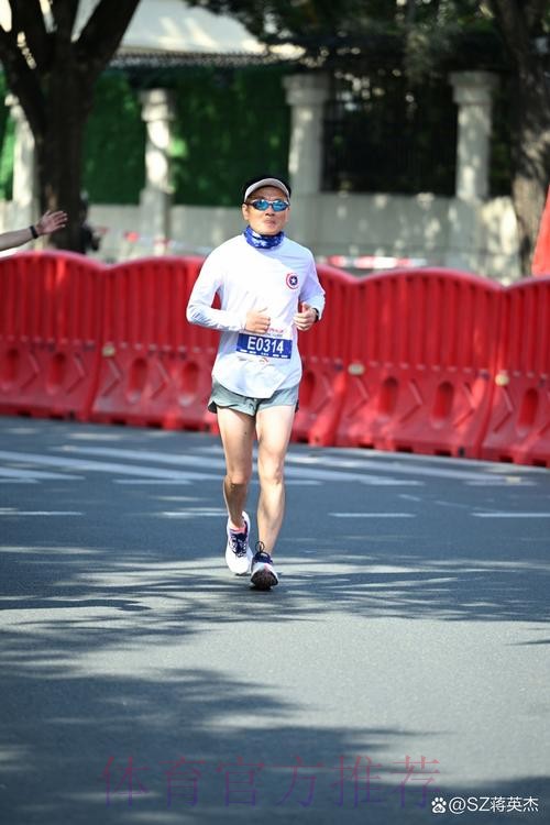 骑行拉萨的全运会笼式足球花甲志愿者